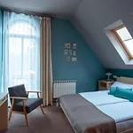 לינה וארוחת בוקר Elise Park 4*